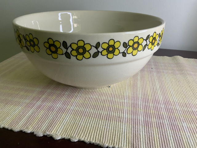 TAUNTON VALE Retro Yellow Daisy LARGE BOWL 1960’S ENGLAND in Arts & Collectibles in City of Toronto - Image 3