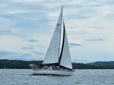 1989 Hunter Legend Sailboat 37’6"great shallow draft sailboat for Georgian Bay. Sleeps 4-7 comfortab...