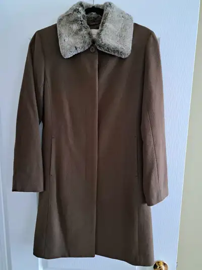 Women's medium brown coat. Features a faux fur collar. 65% wool, 15% nylon, 15% other fibres. Classi...