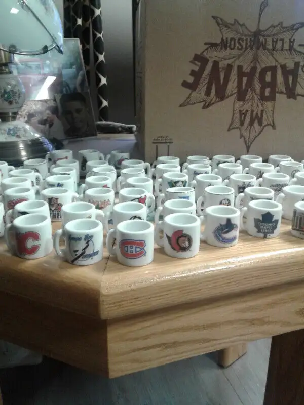 Miniature NHL Mugs. (Collection).63848996592385123