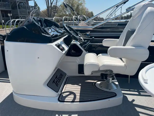 JC Pontoon in Powerboats & Motorboats in Barrie - Image 8