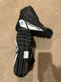 Salomon cross country ski boots kids size 3 new