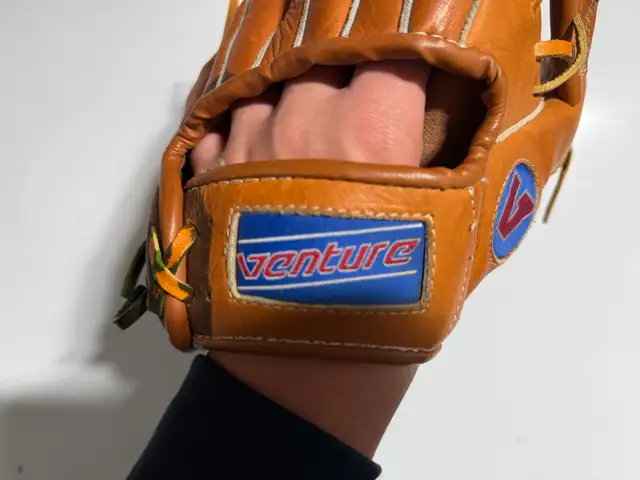 Rawlings and Venture Baseball Gloves in Baseball & Softball in Barrie - Image 5
