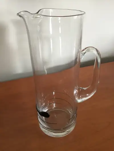 Cet impressionnant pichet de verre clair se caractérise par une forme cylindrique haute, dotée d’un...