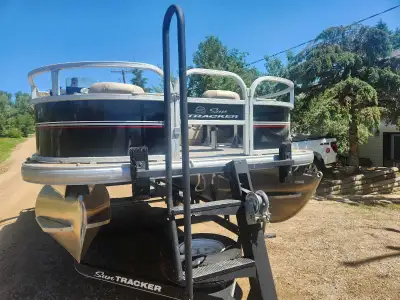 DLX18 2017suntracker very low hrs in perfect condition we donot use it .the motor is a 40hp 4stroke...