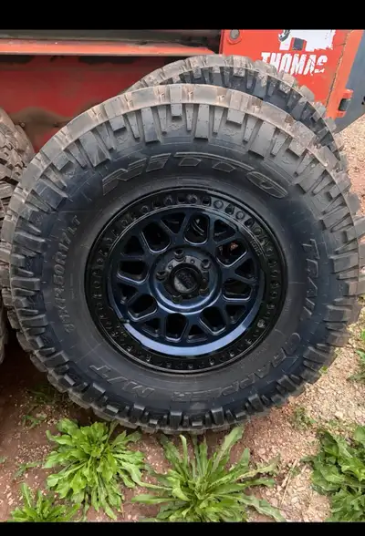 Hardly used. 35 inch NITTO Trail Grapplers