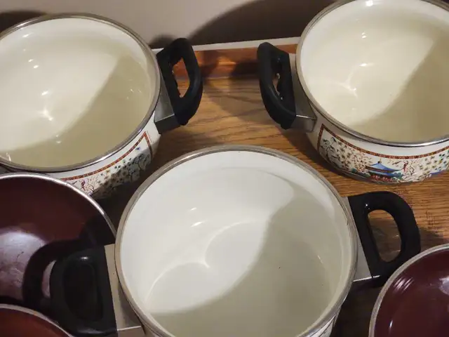 Aarkoff Enamelware Pot Set of 3 With Lids in Kitchen & Dining Wares in Calgary - Image 5