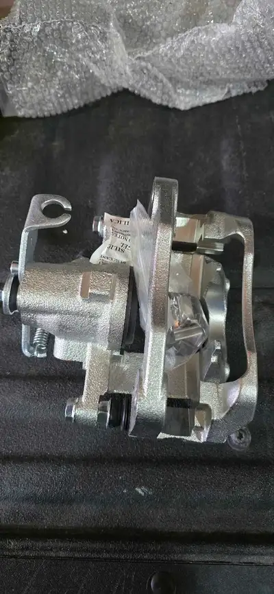 Left rear caliper, pt# BCB850812 // 1 8B5081 Fits the following: 2008 - 2012 Chrysler Town and count...
