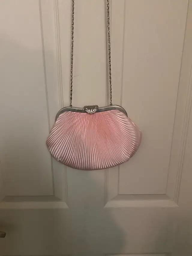 Pink pleated clutch purse with silver chain in Women's - Bags & Wallets in Mississauga / Peel Region - Image 2