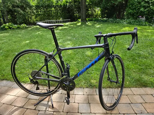 GIANT TCR Advanced 2 KOM - 105 Med (2023) in Road in City of Montréal - Image 2