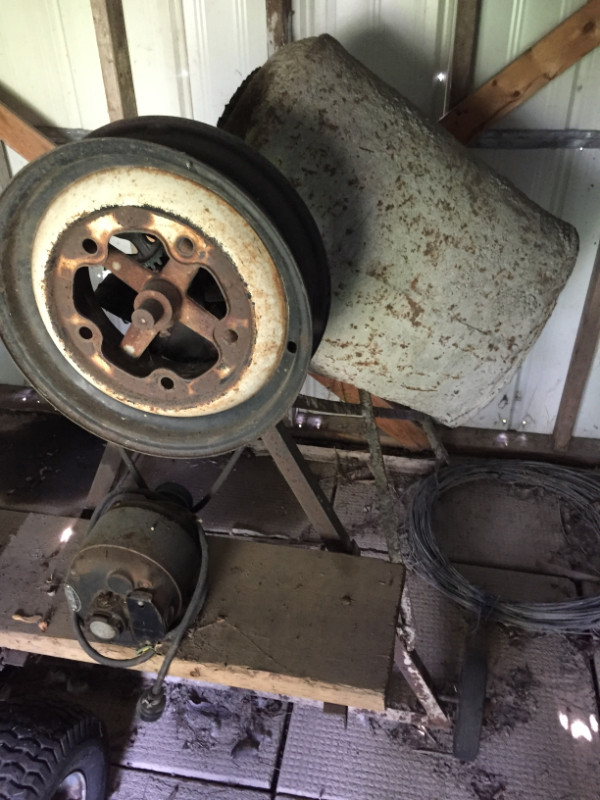 utility trailer/old windows/ cement mixer Men's Shoes Woodstock