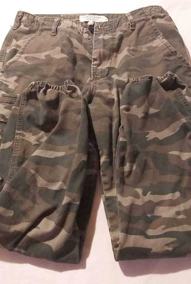 Streetwear society camo cargo pants in Women's - Bottoms in St. Catharines - Image 2