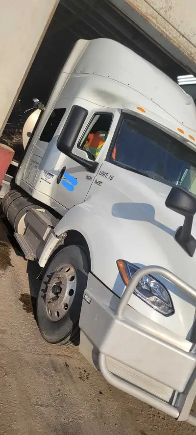 International lt625 with 46k rear heavy spec truck is for sale. Cummins X15 500 horspower overhauled...