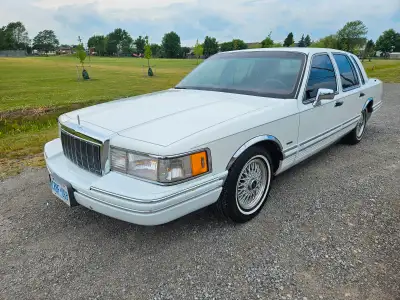 1991 Lincoln Town Car. Bulletproof 4.6 l overhead cam. Car is in immaculate condition. Smells like n...