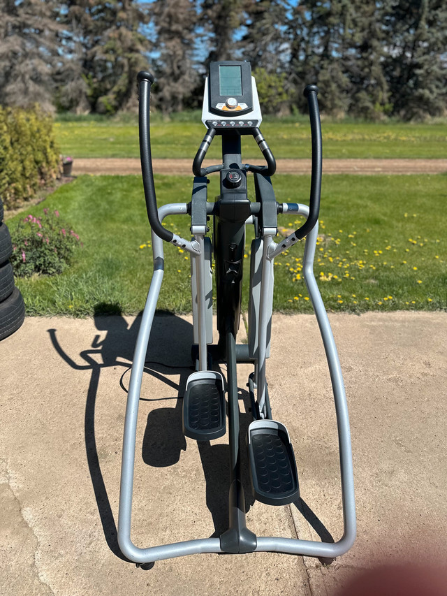 E500 SPORTOP PROGRESSION FITNESS ELLIPTICAL in Exercise Equipment in Strathcona County - Image 3