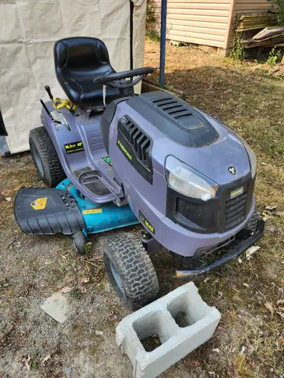 YARDWORKS RIDING LAWNMOWER LT 1642 16.5 HP 42" BLADES RUNS WELL OIL AND FILTER JUST CHANGED $400 PIC...