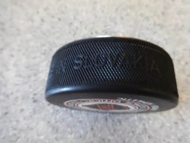 Toronto Maple Leafs NHL Hockey Puck SLOVAKIA in Hockey in Winnipeg - Image 4