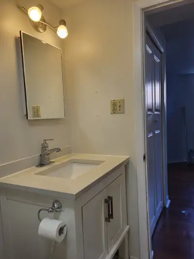 One (1) bedroom apartment (semi-basment) in a triplex located at Kilborn and Alta Vista, closed to C...