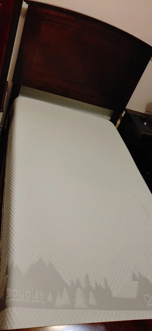 FREE!! Pet free/smoke free homeTwin size bed w/mattress in Free Stuff in Hamilton - Image 2