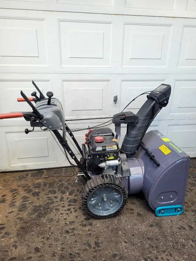 Yardworks 24" snowblower  in Snowblowers in Kitchener / Waterloo - Image 4