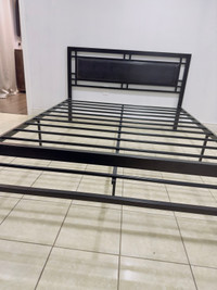 Metal bed queen size 