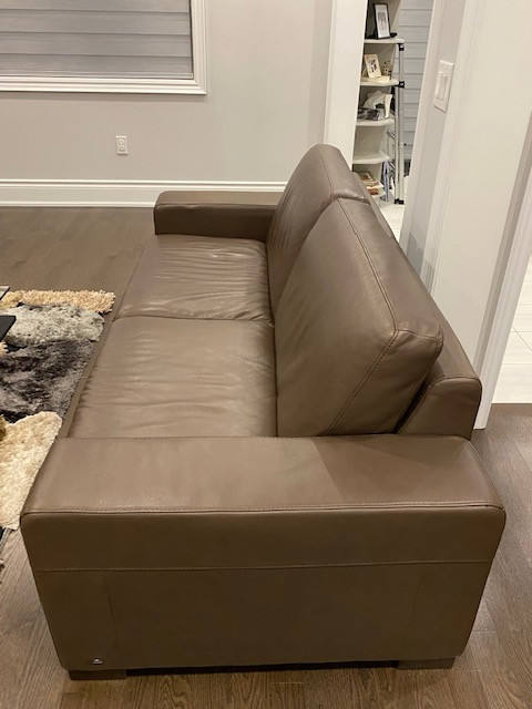 NATUZZI Editions Modern Leather Sofa **EXCELLENT CONDITION** in Couches & Futons in Mississauga / Peel Region - Image 4