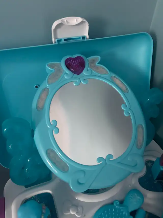 Disney Frozen Vanity Carrier (toys) in Toys in Markham / York Region - Image 3