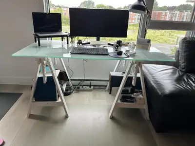 bureau de travail bien entretenue 100$