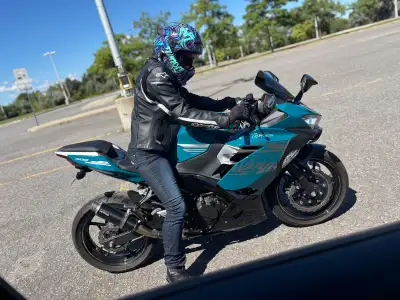 2022 Kawasaki Ninja 400 - Rare pearl nightshade teal Colorway This is the only one in this color cur...