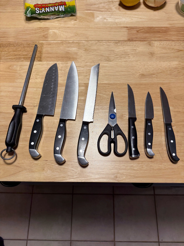 Henckel kitchen knife set in Kitchen & Dining Wares in Bedford