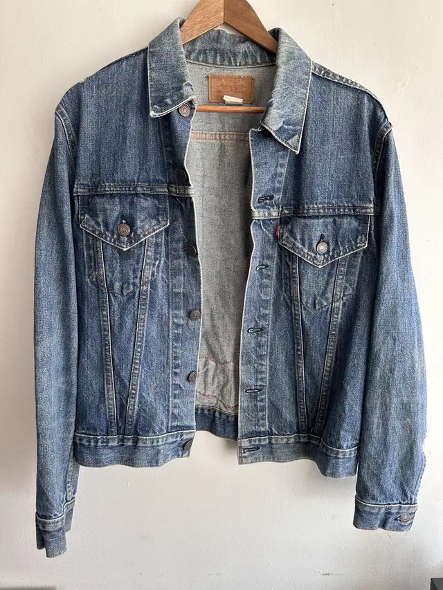Vintage Levi's made in USA trucker jacket type III men's 80s in Men's in City of Toronto - Image 2