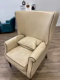 Luxury king style leather accent chair 