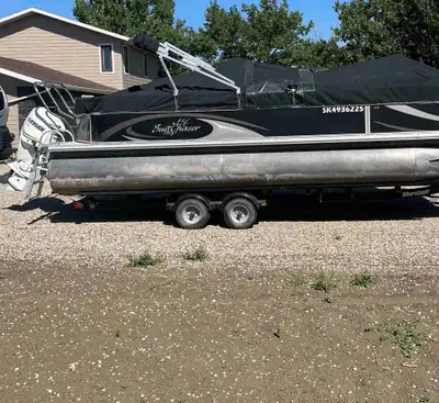 Sun chaser CNF 8522 tritoon 2013. 150hp recent annual inspection $32500 or best offer