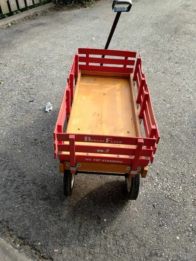 Vintage Berlin Flyer Wagon Excellent Condition in Arts & Collectibles in City of Toronto - Image 5