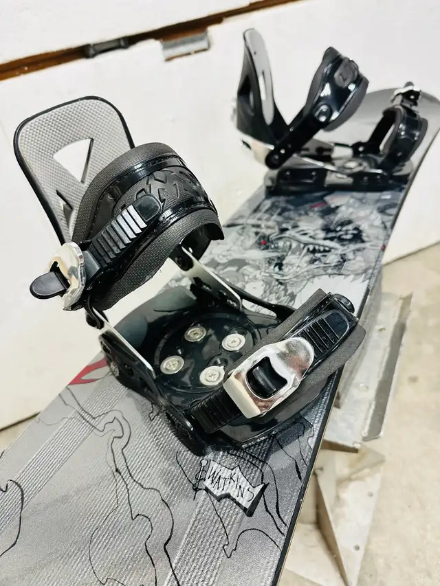 Lamar kids snowboard 125 cm with Lamar jr bindings in Snowboard in Markham / York Region - Image 4
