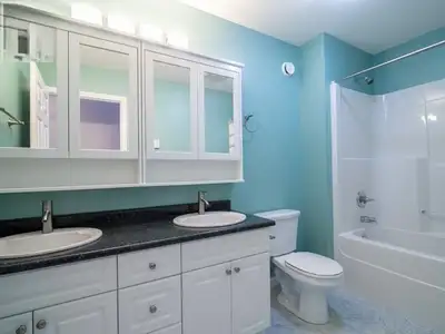 Rent: $1150/month – electricity and internet included. ‍♂️ Person: Single. Room: Private room with o...