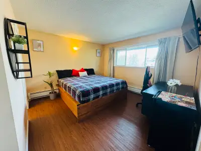 Chill Private Room with Ensuite + Killer City Views Looking for a laid-back spot with amazing vibes?...
