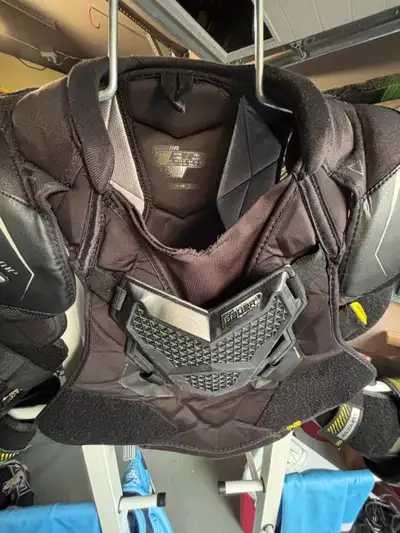 Bauer 3S Pro Senior XL hockey shoulder pads. Good condition. Some wear, all Velcro working order. No...