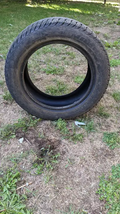 Pneus d'hiver usagés à vendre de taille 205-55R16. Bon état selon un garage spécialisé dans les pneu...