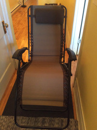 chaise longue pliante neuve et propre tjrs gardé intérieur