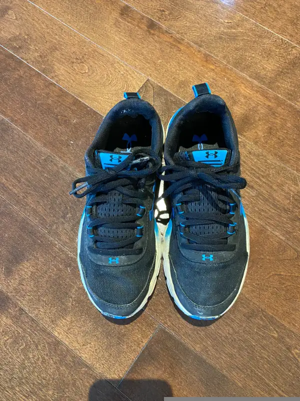 Selling Asics & Under Armour runners - Size 3.5 in Kids & Youth in St. Albert - Image 9