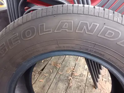 Neufs ont etes utiliser un ete. 215/70 R16 99 radial