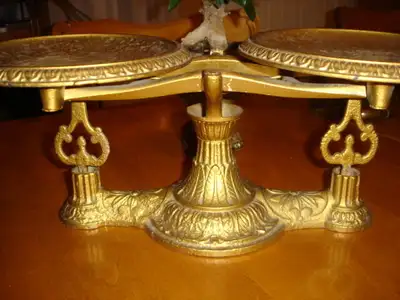 Balance antique, baril, table, fauteuil, banc à clous carrés., View more