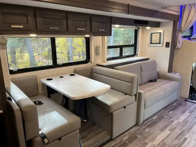 2025 Thor Inception 38FX Super C Motorhome in RVs & Motorhomes in Grande Prairie - Image 8