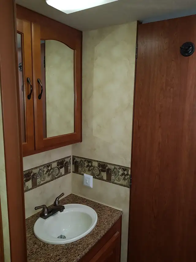 26ft Arctic Fox all season travel trailer in Travel Trailers & Campers in Quesnel - Image 7