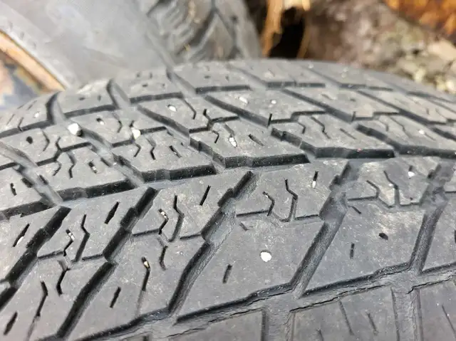 4 pneus d'hiver sur rims + 1  (2x 215/60 R16  3x 205/65 R16) in Tires & Rims in Laval / North Shore - Image 6