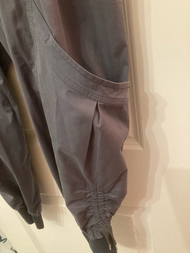 Lululemon size 4 in Women's - Bottoms in Strathcona County - Image 3