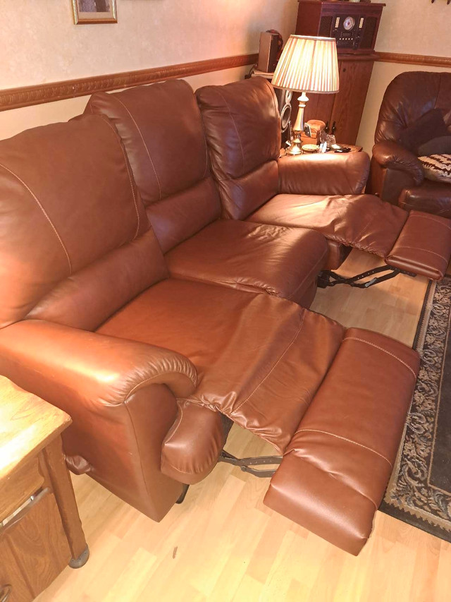 El Ran leather sofa  in Couches & Futons in West Island - Image 3