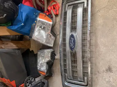 2014 Ford F150 XLT Front Grill with emblem and headlights in good clear condition, not yellowed incl...