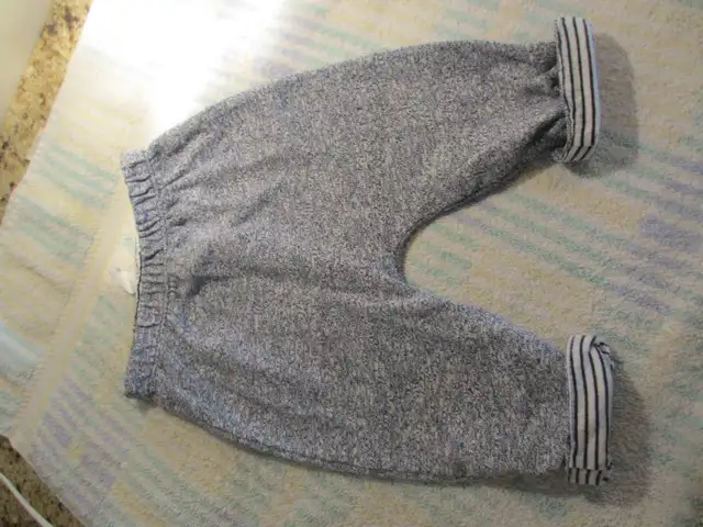Pantalons réversibles Baby Gap 3-6 mois (C205) in Clothing - 3-6 Months in City of Montréal - Image 3